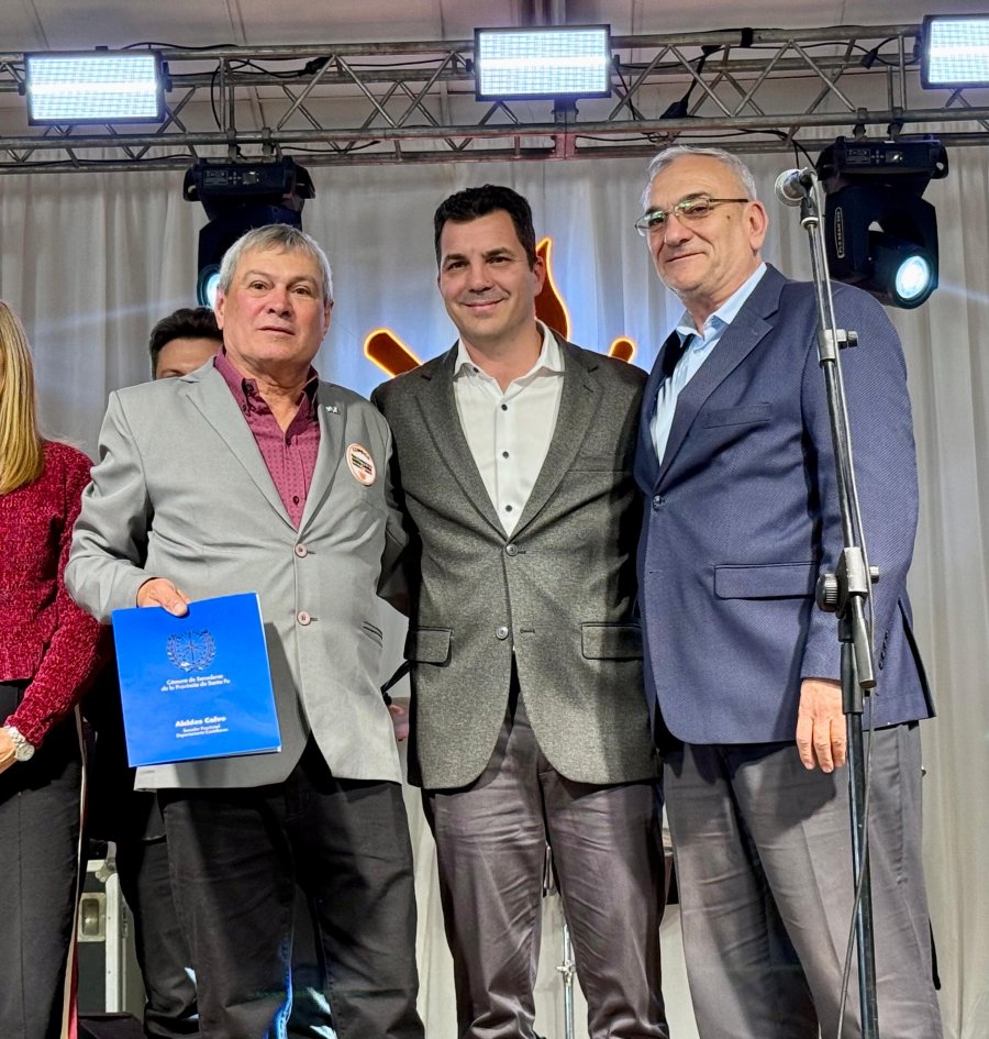 René Tomatis, Mauro Gilabert y Alcides Calvo durante el momento protocolar.