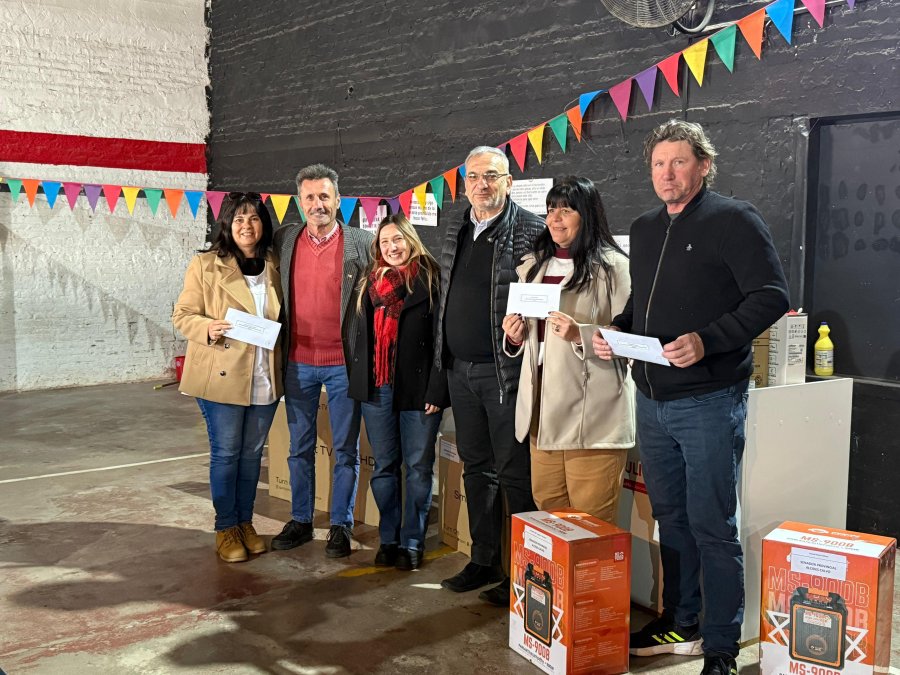 Beneficiarios y autoridades durante el acto.