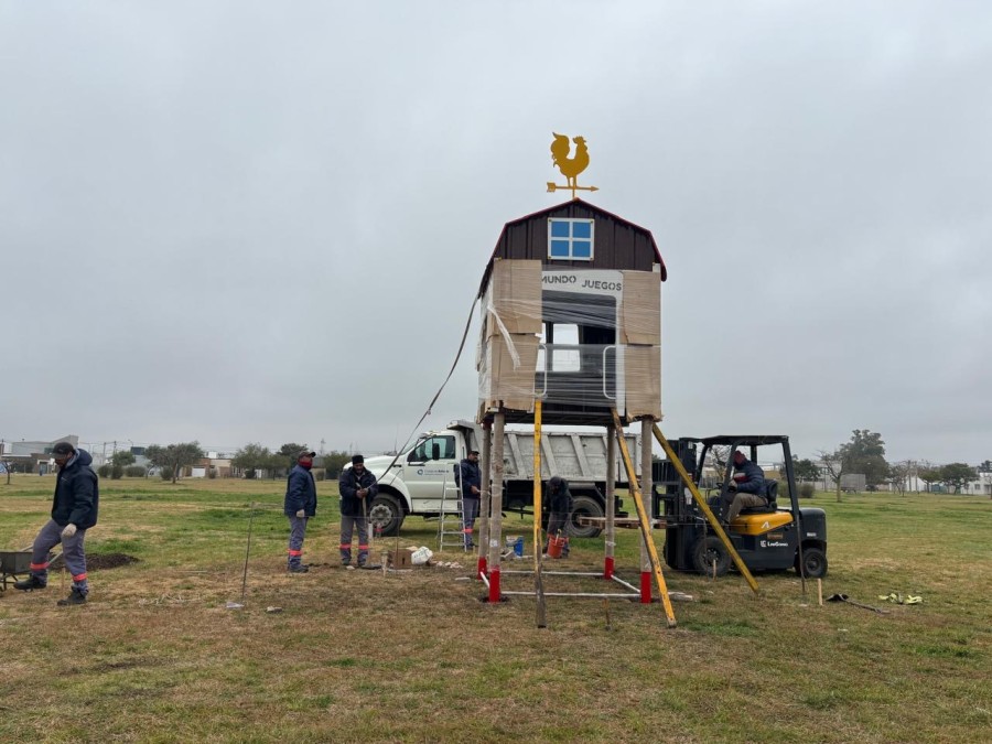 Nuevos juegos infantiles en la plaza de barrio El Bosque.