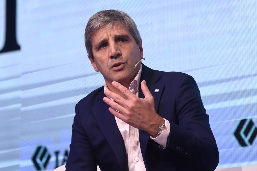 BUENA NOTICIA PARA AHORRISTAS. Tras la decisión de Caputo, subió este miércoles la tasa que pagan los bancos por un plazo fijo en pesos.