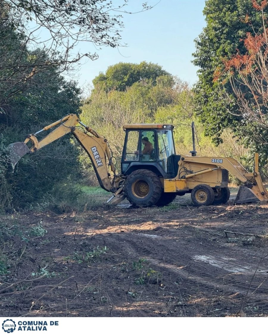 Operario comunal en plena labor.
