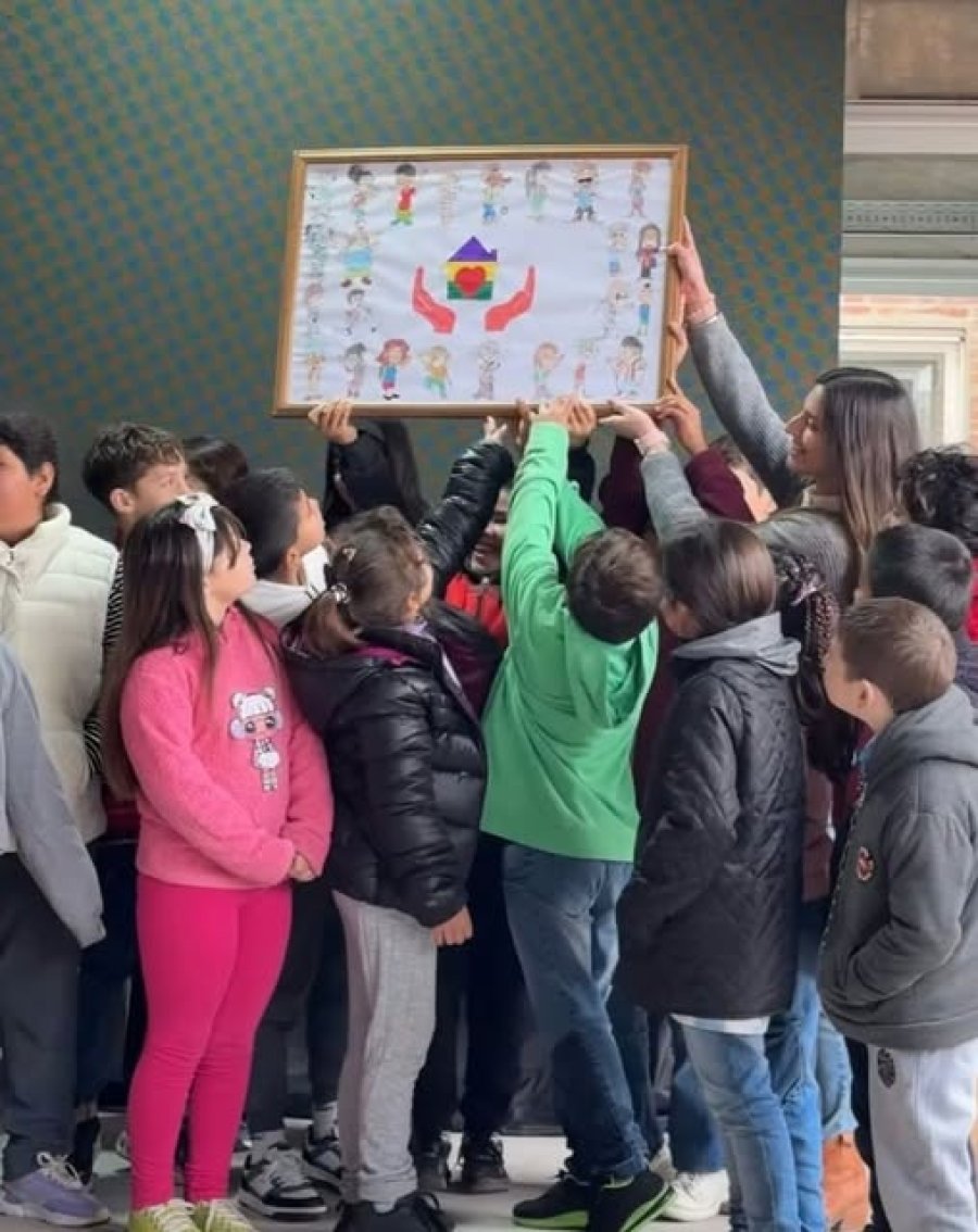 ASISTENTES. Los niños de la institución en un homenaje a la casa que los alberga.
