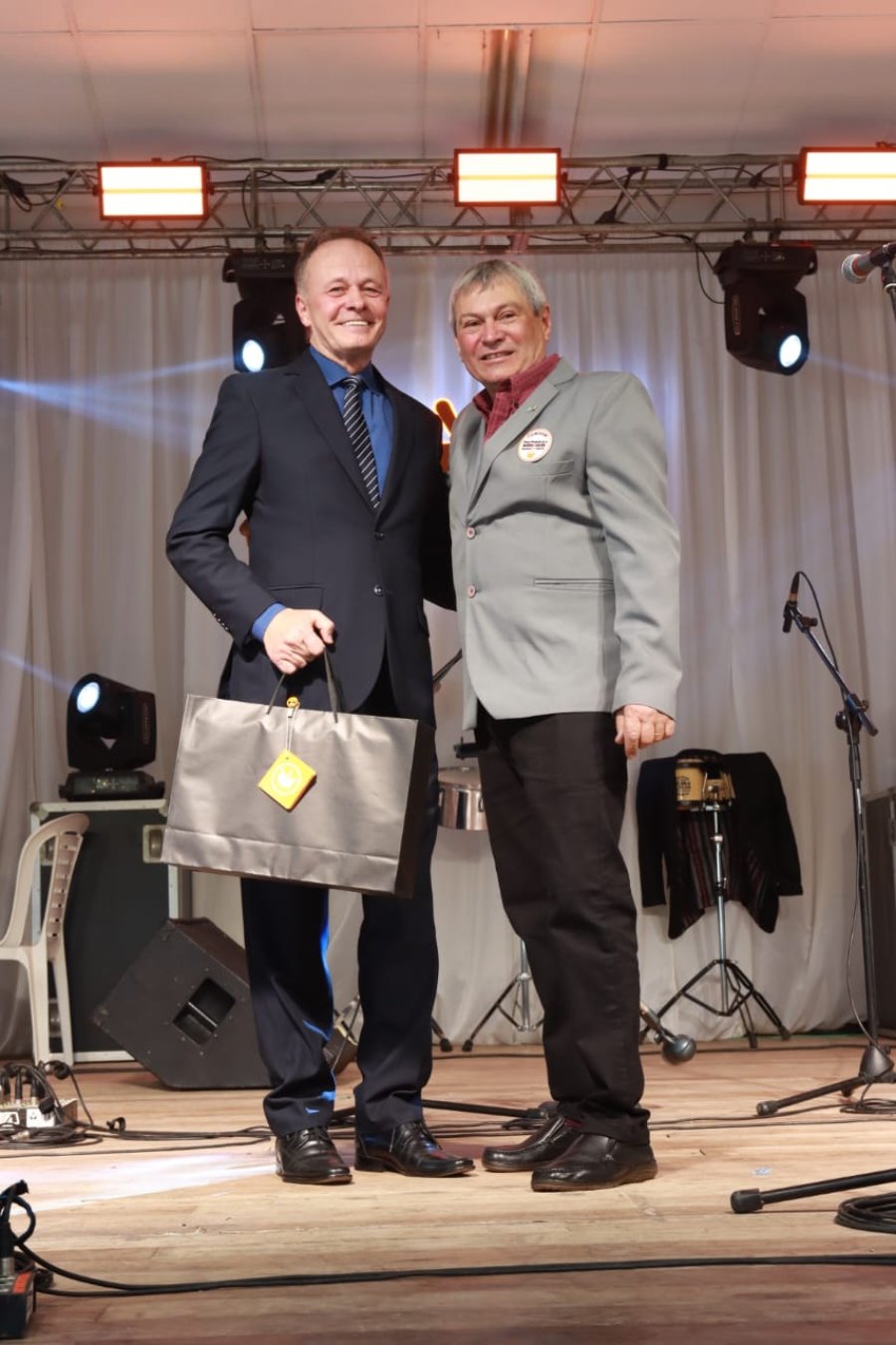 DISTINCIÓN. Jorge Luis Mezzabarba y René Tomatis en la entrega del galardón.