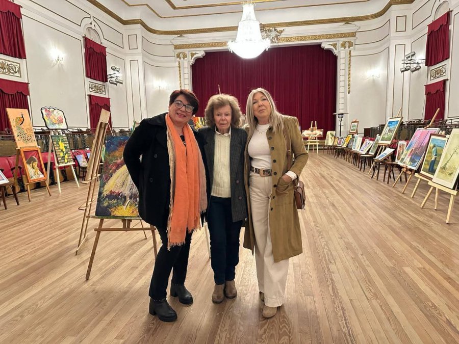 MINUTOS ANTES DE LA HABILITACIÓN. Gabri Faltoni, Marta Crovella y Patricia Nasetta, posan frente a la muestra.