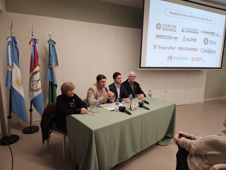 AUTORIDADES. El presidente de la Sociedad Rural de Rafaela, Leonardo Alassia, encabezó el lanzamiento de la Expo 2025 junto al intendente, Leonardo Viotti, la titular de CARSFE, Sara Gardiol y el repr