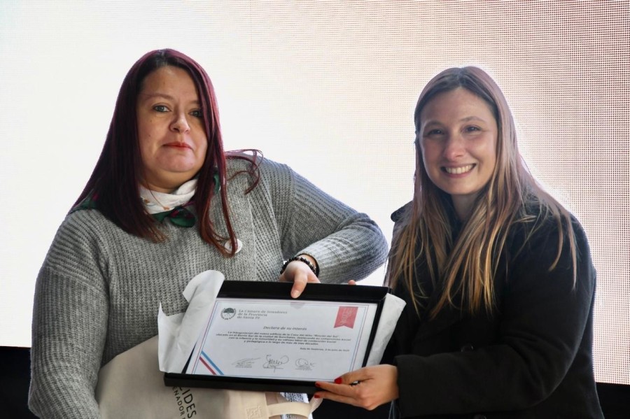 Andrea Ruiz Knuebl y Bárbara Chivallero durante la entrega de la declaratoria.