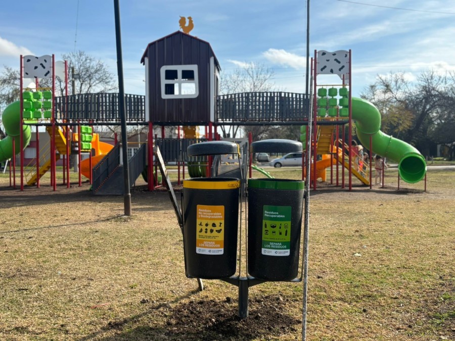 La Municipalidad instaló cestos diferenciados para residuos en el parque de barrio Fátima.
