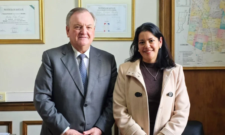 Felipe Michlig y Romina López en el despacho del legislador.