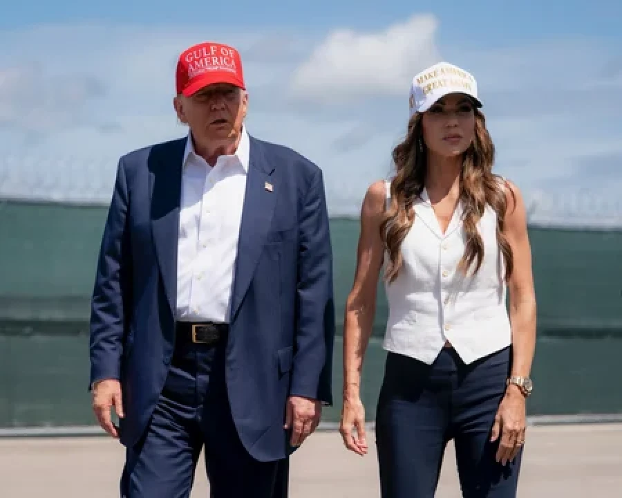 Donald Trump y Kristi Noem.
