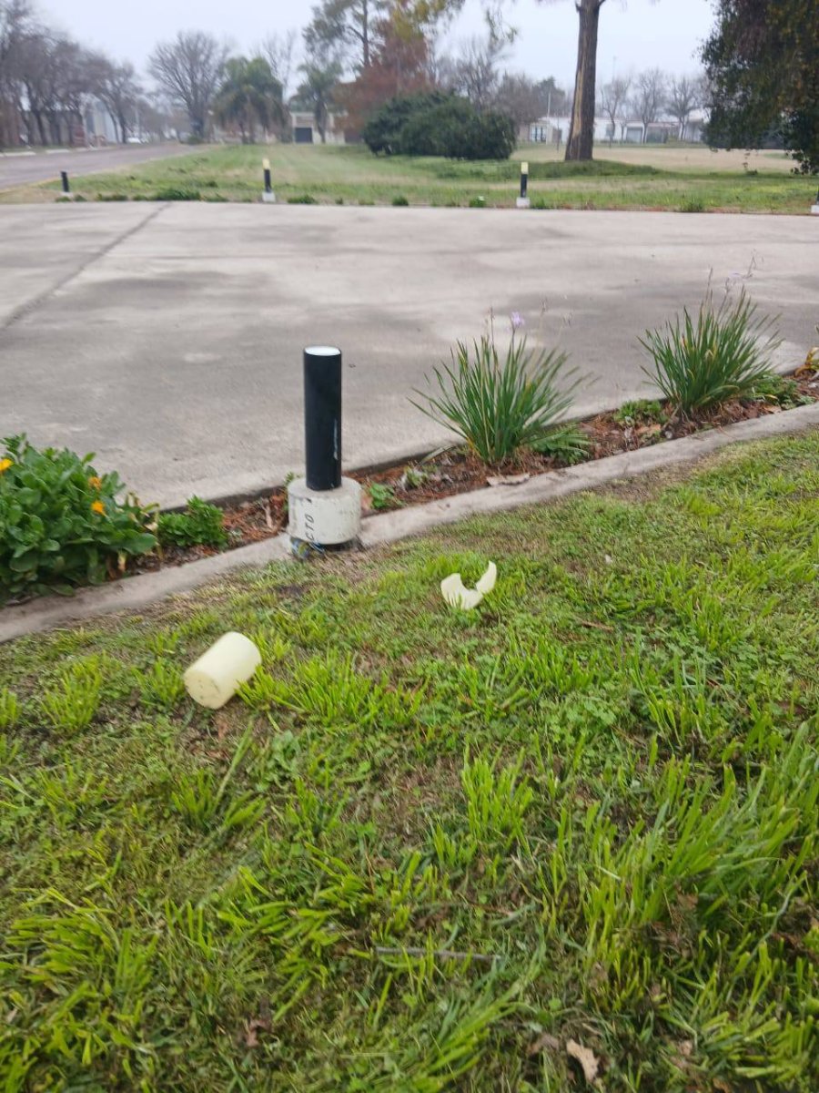 Artefactos dañados en el paseo público.