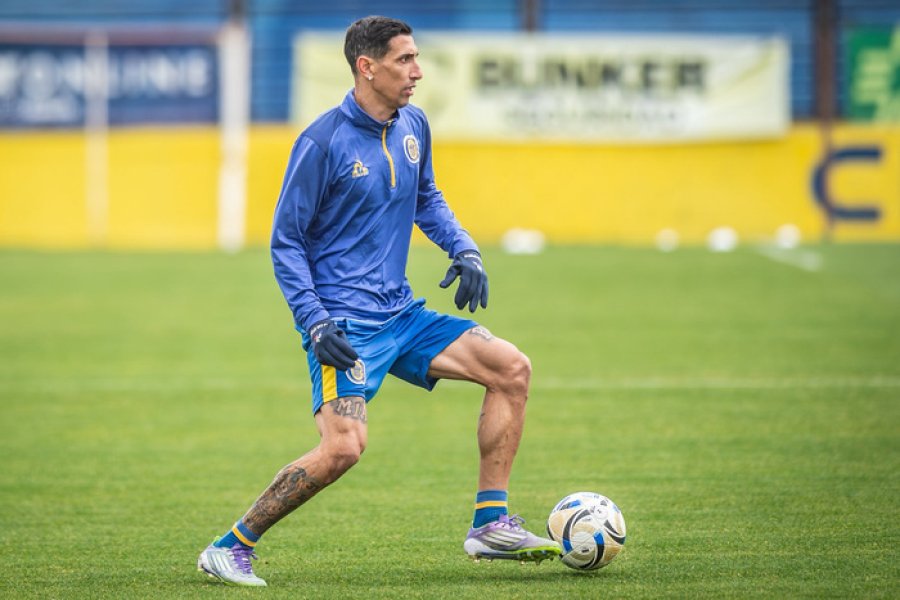 Angel Di María suma dos goles en su vuelta a Central, ambos de penal.