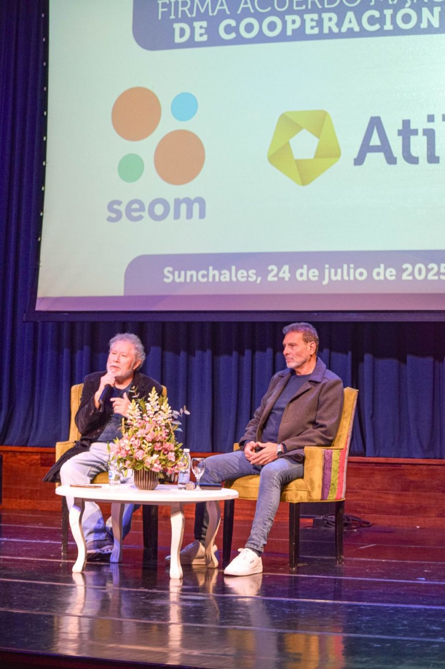 EN SUNCHALES. Héctor Ponce y Darío Cocco, los máximos referentes de ATILRA y SEOM durante la ceremonia en la que se firmó un importante convenio de colaboración.