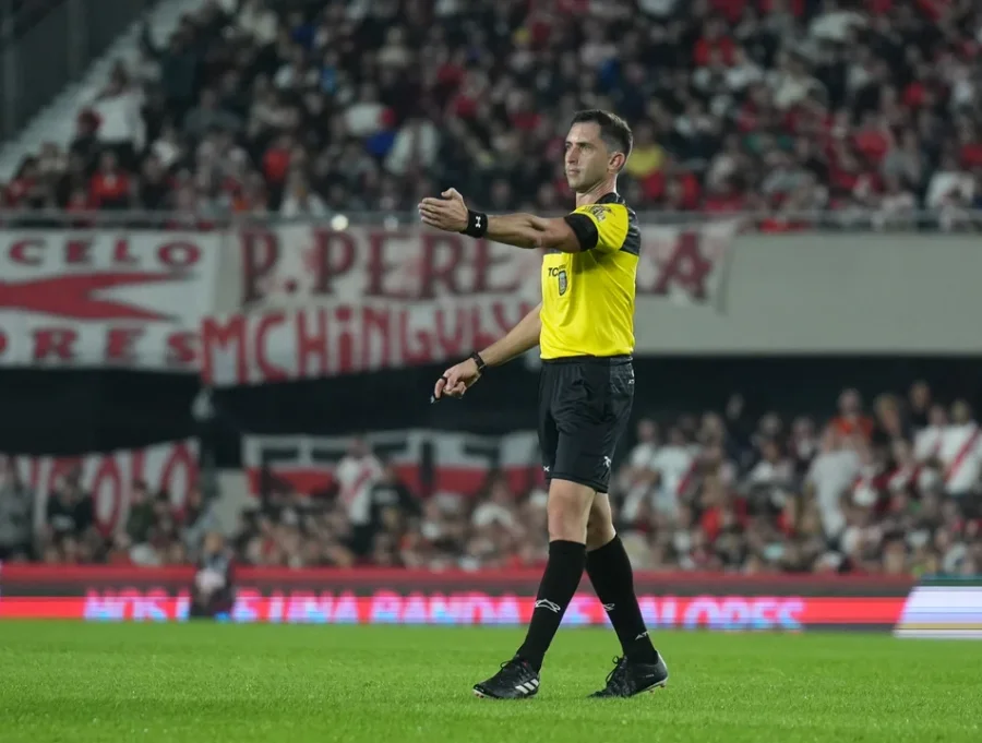 Por primera vez en el fútbol argentino, se explicó al público la decisión tomada por el VAR.