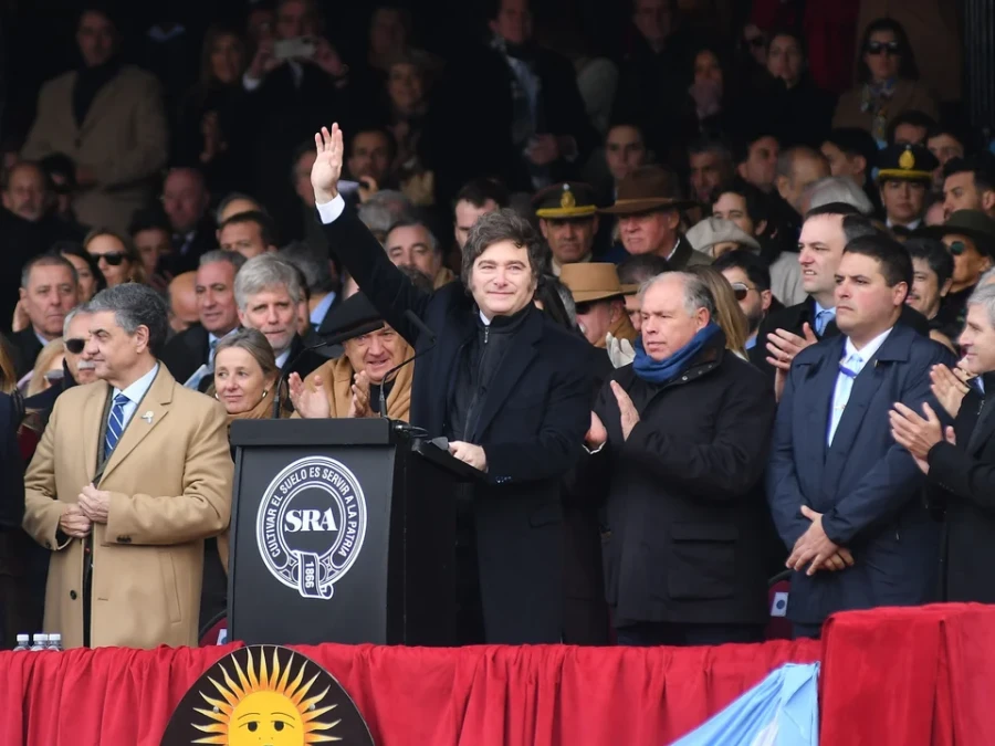 Milei en La Rural anunció la baja de las retenciones al campo.