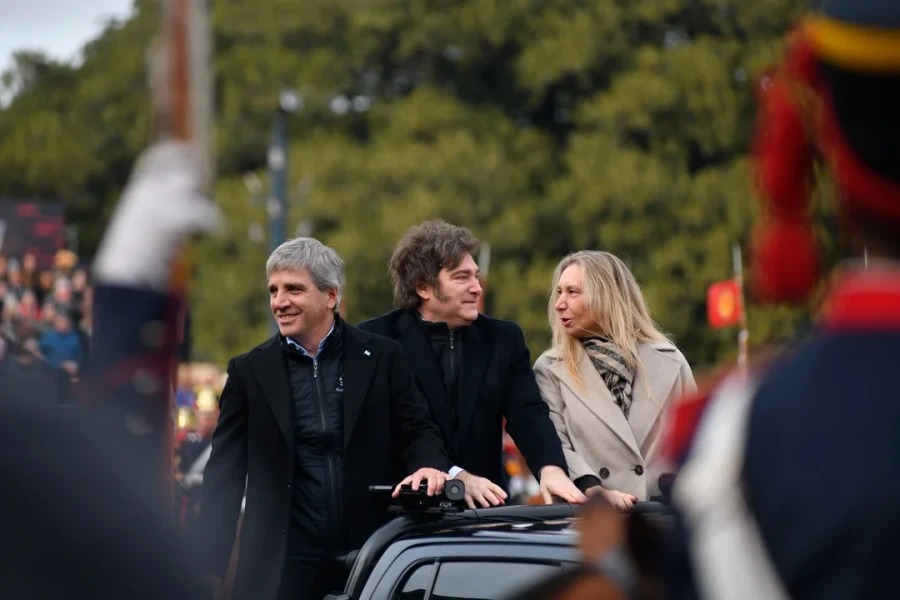 Luis Caputo, Javier Milei y Karina Milei.