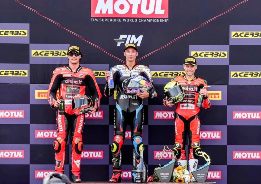 Nicolo Bulega (2°), Toprak Razgatlioglu (1°) y Álvaro Bautista (3°) en el podio de la Carrera 1.