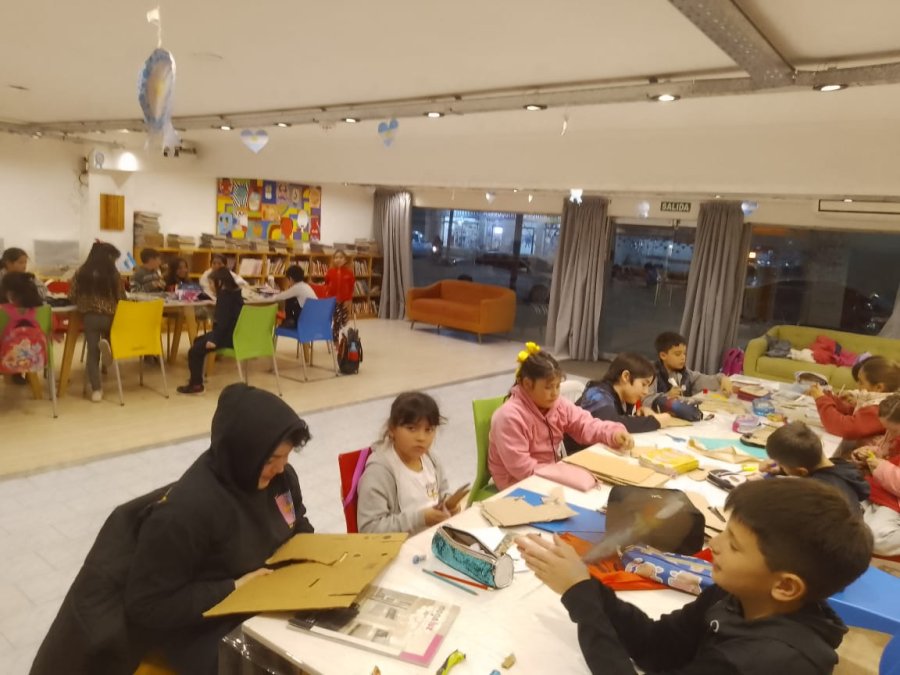 Ni&ntilde;os participando de una de las actividades propuestas por los talleres.
