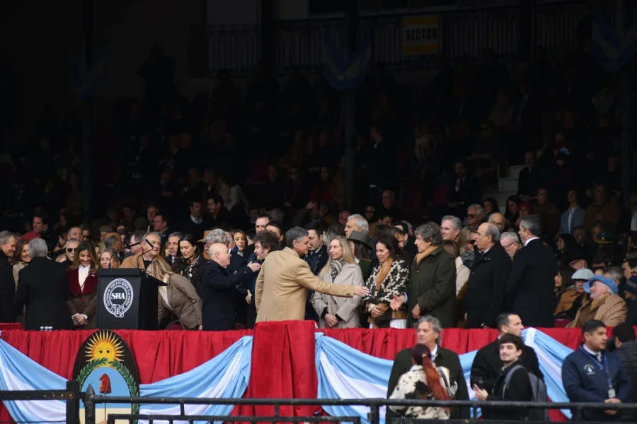 a ubicación de los invitados al palco oficial generó muchas expectativas.