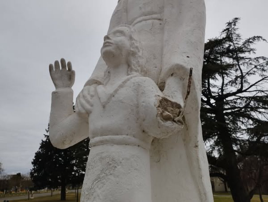 El monumento dañado.