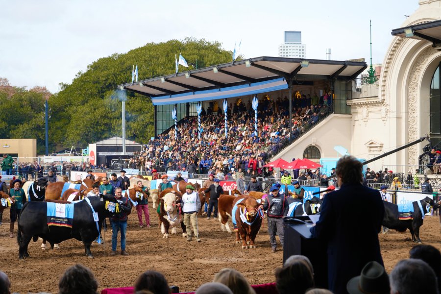 Milei al pronunciar su discurso con la pista colmada de grandes campeones.