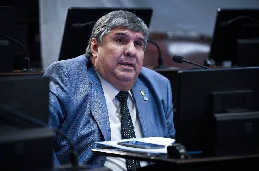 Senador José Mayans.