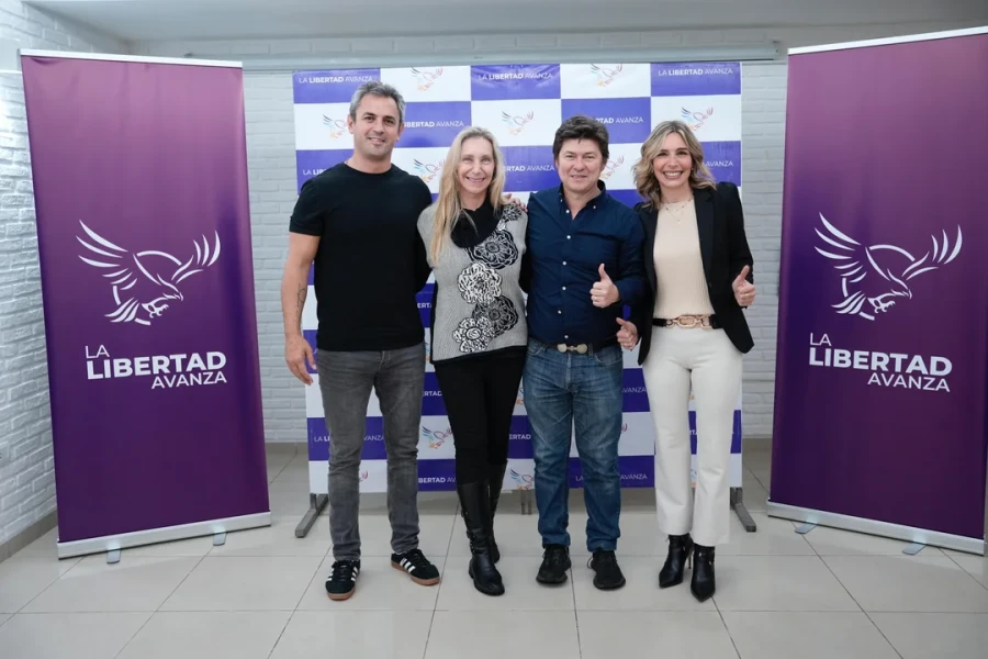 Martín Menem y Karina Milei, junto al candidato a gobernador Lisandro Almirón y su vice, Evelyn Karsten.