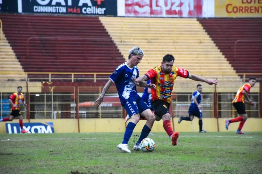 DURA DERROTA. Bessone maniobrando ante un rival.