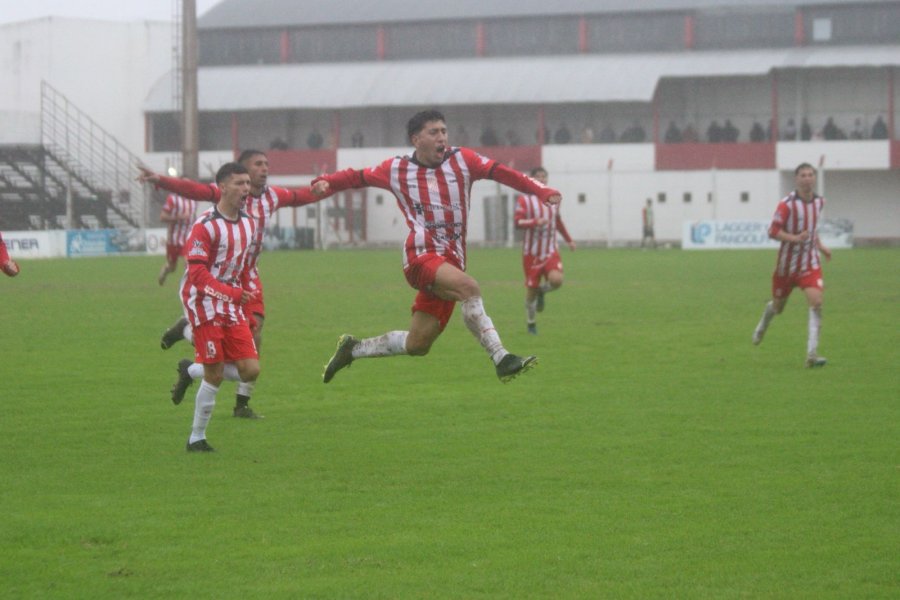GRAN DEFINICIÓN. Tobías Macies festeja su gol, el primero del León.