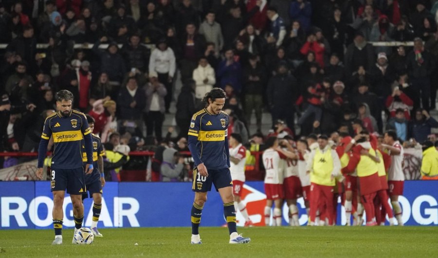 DECEPCION. Cavani en primer plano con el festejo del Globo de fondo.