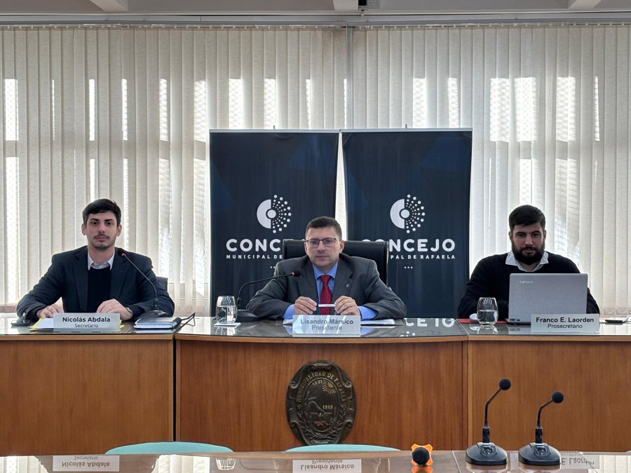 El secretario legislativo, Nicolás Abdala, el presidente del Concejo, Lisandro Mársico y el prosecretario legislativo, Franco Laorden.
