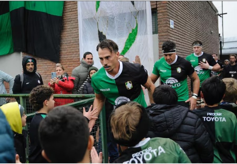 FIESTA. Imhoff encabeza el ingreso a la cancha, el tercero es Colidio.