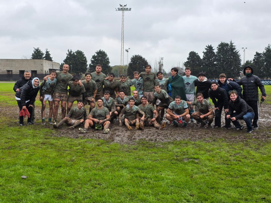 EN EL BARRO. La M19 ganó un duro partido en Santa Fe.