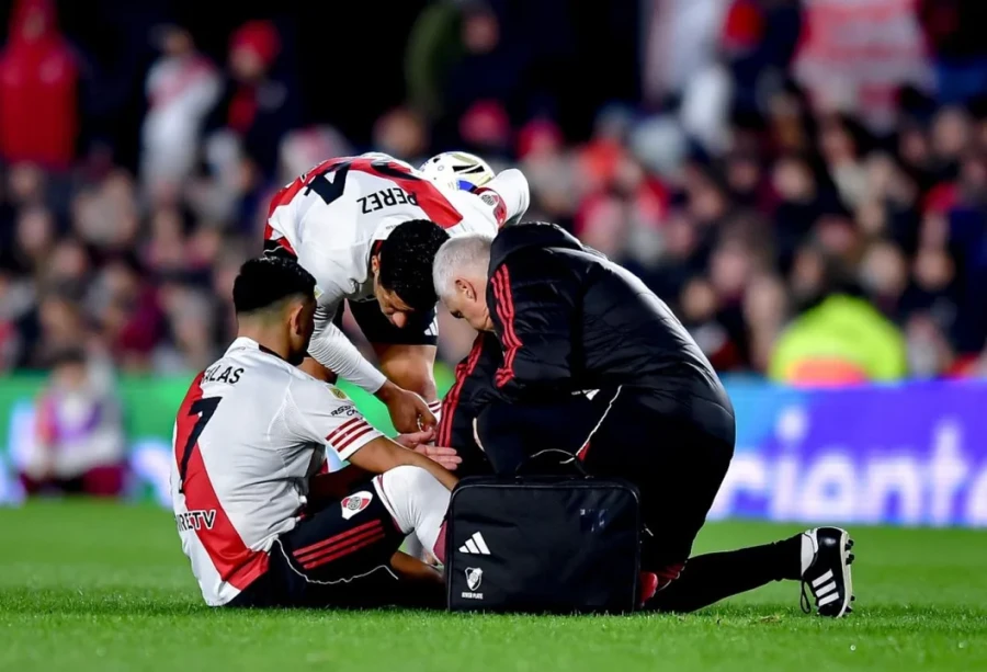 RAPIDO CAMBIO. El delantero tuvo que salir el domingo.