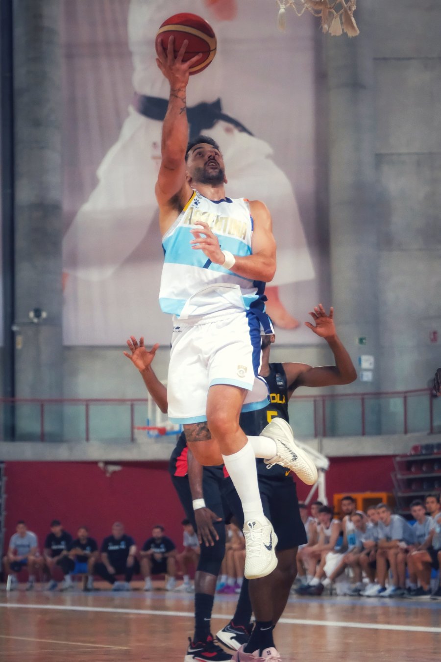 FACUNDO CAMPAZZO. Anotando en bandeja.