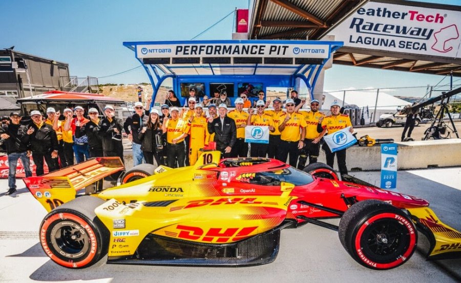 Alex Palou y los integrantes del Chip Ganassi Racing en Laguna Seca.