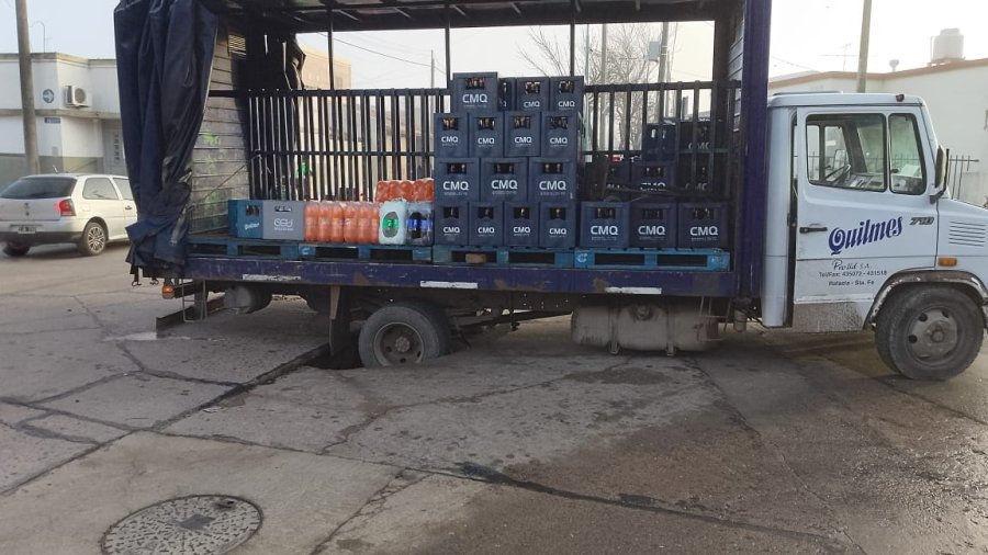 Un camión quedó "atrapado" en un nuevo socavón en calle Tucumán, esta vez en la intersección con O'Higgins.