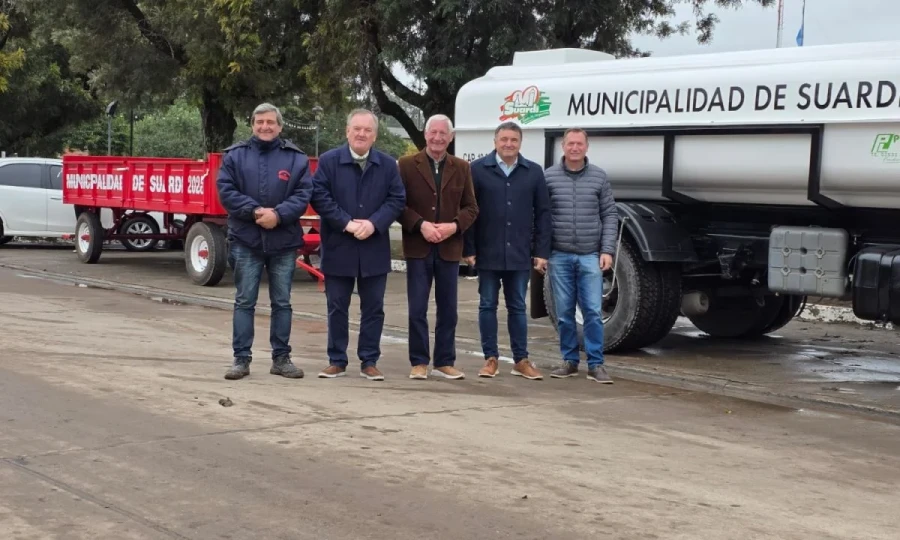 En Suardi visitando el parque automotor municipal.