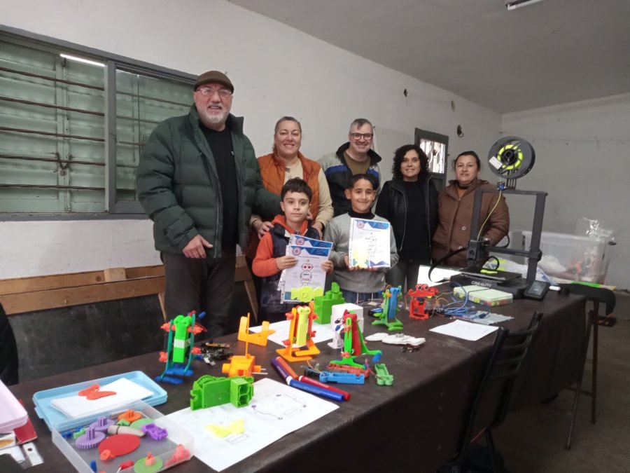 El Intendente, talleristas y coordinadores en el acto de cierre.