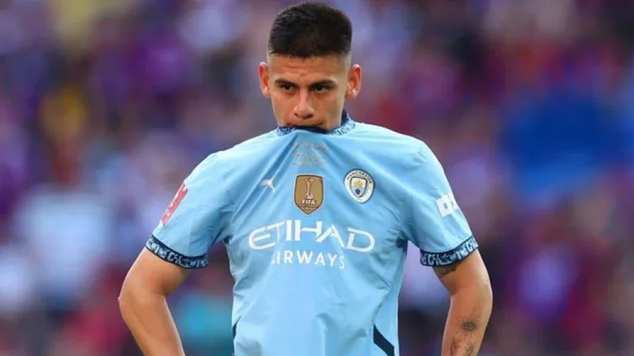 Claudio Echeverri tiene pocos minutos en el Manchester City.