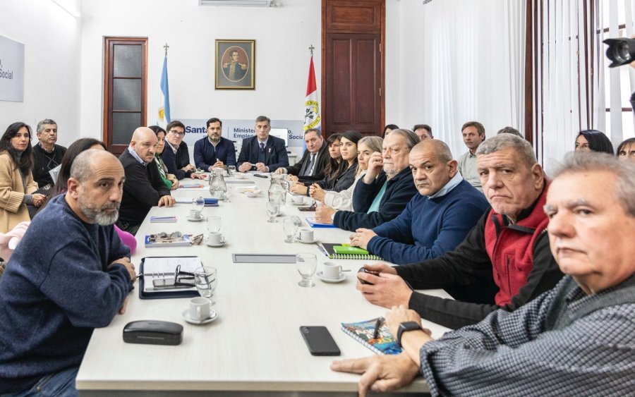 ENCUENTRO. El gobierno santafesino expuso el estado de las finanzas públicas para avanzar con una propuesta salarial sustentable para los docentes.