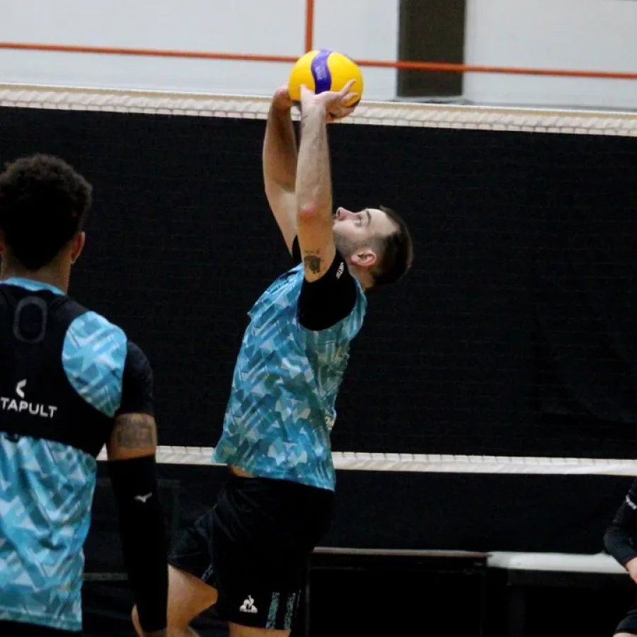 Luciano De Cecco vuelve a vestir la camiseta de la Selección argentina.