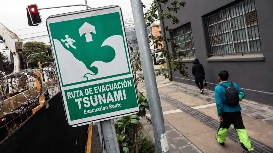 PROTOCOLOS ACTIVADOS. Tras el alerta de tsunami, evac&uacute;an a un mill&oacute;n y medio de personas en Chile.