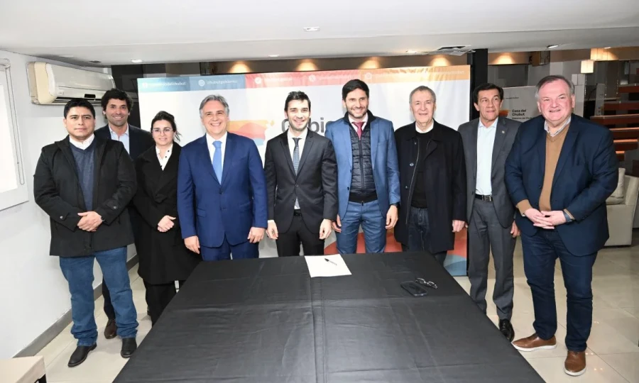 Los gobernadores durante la reuni&oacute;n en la Casa de Chubut, entre ellos los santafesinos Maximiliano Pullaro y Felipe Michlig. (FOTO FM)