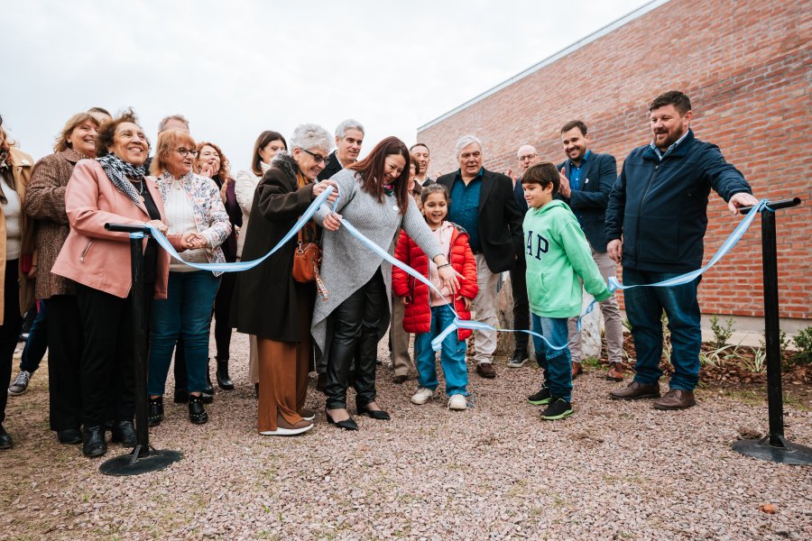 El tradicional corte de cintas habilitó el nuevo edificio.
