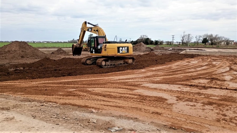 Operarios en plena actividad en la vía de comunicación.