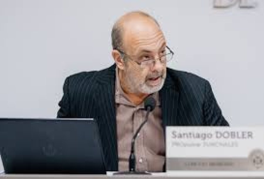 Santiago Dobler en su banca.