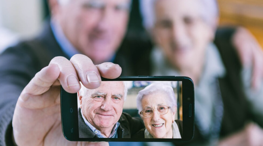 Los abuelos ya no visitan, hacen videollamadas.