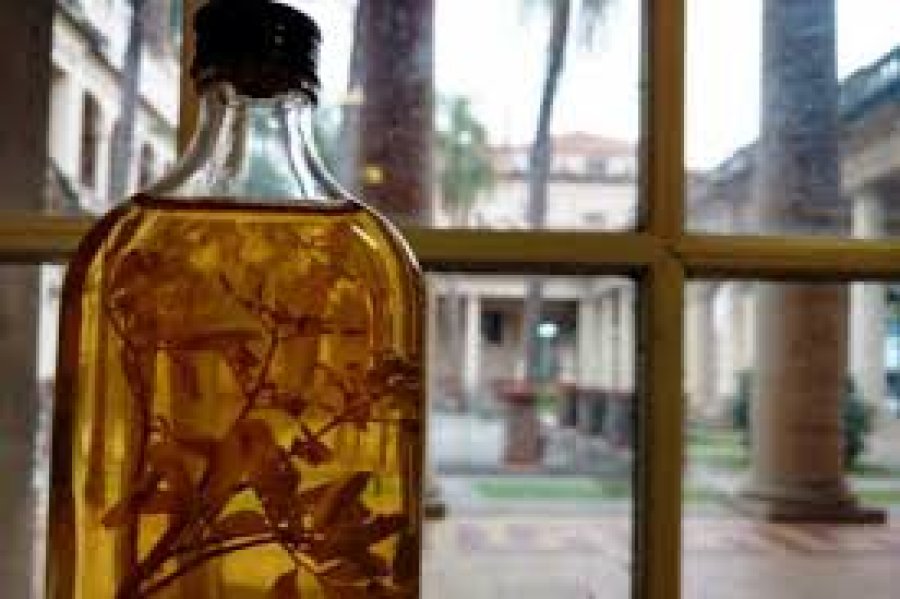 CAÑA CON RUDA. Tradicional bebida que se ingiere cada 1º de agosto en ayunas.