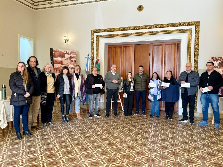 EN LA INSTITUCIÓN. Autoridades y beneficiarios en un momento de la visita.