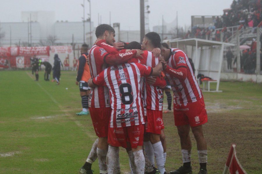 FELIZ PRESENTE. El festejo del buen triunfo ante los salteños.